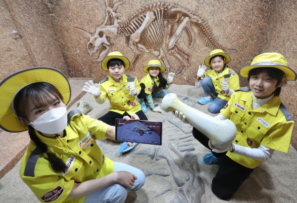 아이들이 서울 송파구에 위치한 키자니아 서울의 ‘공룡 화석발굴단’ 체험관에서 고생물학자 직업을 체험하고 있다.