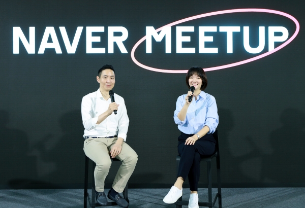 네이버 최수연 대표(오른쪽)와 김남선 CFO가 '네이버 밋업' 행사에서 발표하고 있다.
