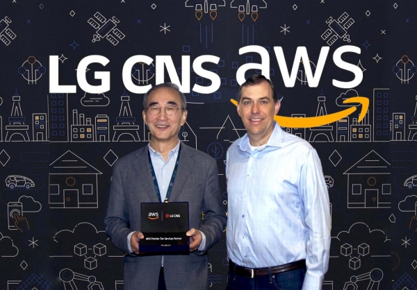 LG CNS 김영섭 대표(왼쪽)와 AWS 맷 가먼 수석 부사장이 LG CNS의 'AWS 프리미어 티어 파트너' 자격 획득 기념 사진을 촬영하고 있다.
