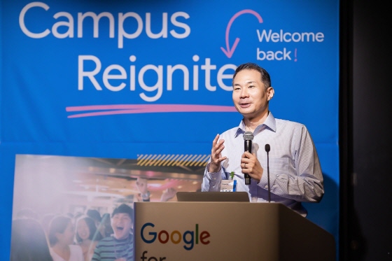 김경훈 구글코리아 사장이 구글 스타트업 캠퍼스 ‘캠퍼스 리이그나이트’ 행사에서 발표하고 있다.