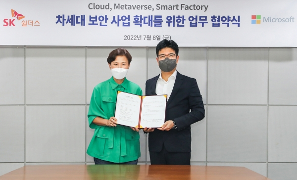 한국마이크로소프트 이지은 대표(왼쪽)와 SK쉴더스 박진효 대표가 업무 협약식에서 기념사진을 촬영하고 있다.