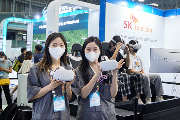 관람객들이 SKT가 준비한 UAM 체험 VR 콘텐츠를 즐기고 있다.