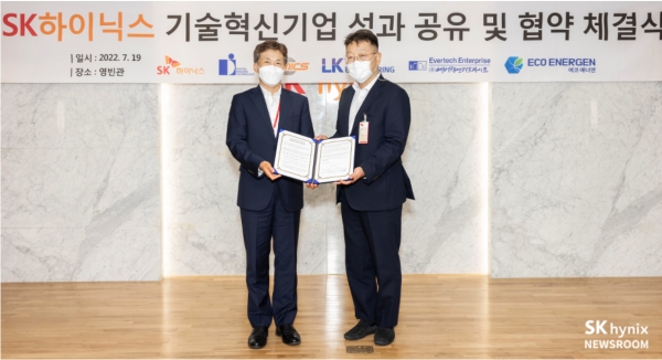 곽노정 SK하이닉스 대표(왼쪽)와 박종철 디아이티 대표가 협약식을 체결하고 기념촬영을 하고 있다.