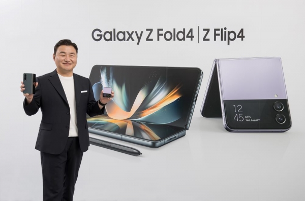 10일(한국시간) ‘삼성 갤럭시 언팩 2022’에서 삼성전자 MX사업부장 노태문 사장이 차세대 폴더블 스마트폰 ‘갤럭시 Z 플립4’와 ‘갤럭시 Z 폴드4’를 소개하고 있다.