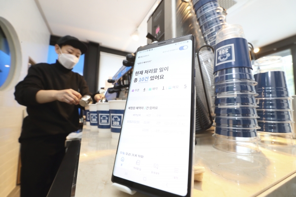 서울시 성동구의 한 베이커리에서 KT AI 통화비서가 고객의 요청사항을 받고 있다.
