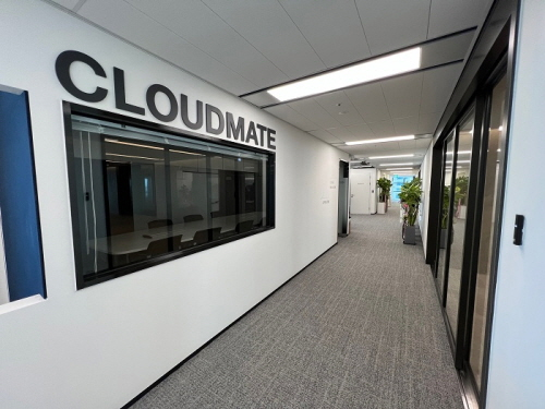 클라우드메이트의 새 사무실은 창의적인 업무 공간 배치를 통해 자유롭고 유연하게 근무할 수 있는 환경을 조성했다.