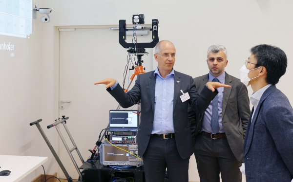 독일 베를린에 위치한 프라운호퍼 하인리히-헤르츠 연구소에서 LG전자 CTO 김병훈 부사장(사진 우측끝)이 현지 관계자와 6G 기술에 대해 논의하고 있다.