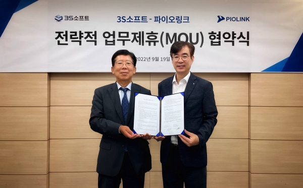 김종택 3S소프트 대표(왼쪽좌)와 조영철 파이오링크 대표가 업무협약 체결 후 기념촬영을 하고 있다.