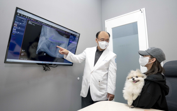 오이세 스카이동물메디컬센터 원장이 진료실에서 ‘엑스칼리버’를 통해 분석한 반려견의 엑스레이 사진을 설명하고 있다.