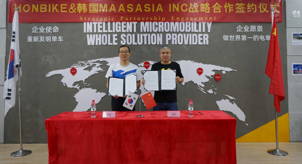 매스아시아 한완기 CHO(왼쪽)와 중국 홍지그룹 쒸홍진 CEO가 전략적 파트너십을 체결하고 기념촬영을 하고 있다.