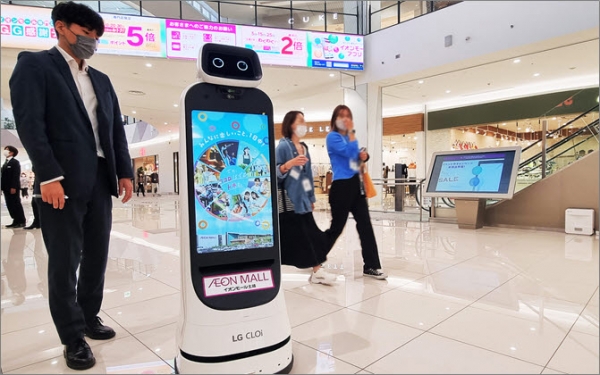 LG 클로이 가이드봇이 인공지능(AI) 기반의 자율주행과 장애물 회피를 기반으로 일본 대형 쇼핑몰 곳곳을 돌아다니며 방문객을 안내하고 필요한 정보를 제공하고 있다.