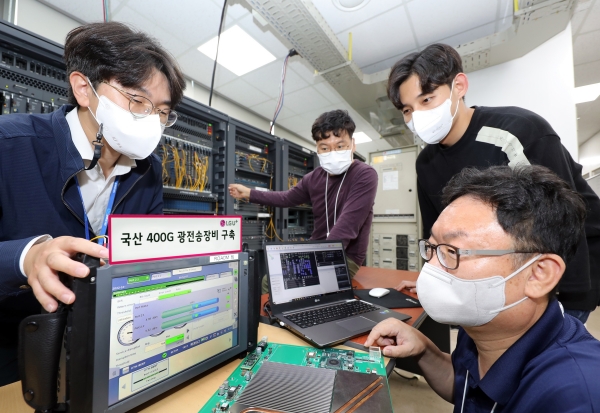 LG유플러스와 코위버 직원들이 새로 개발한 400G 광전송장비를 테스트하고 있다.