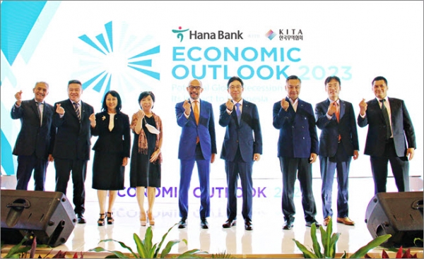 박종진 인도네시아 하나은행장(왼쪽에서 여섯 번째)이 세미나에 참석한 경제계 인사 및 경제전문가들과 함께 포즈를 취하며 기념촬영을 하고 있다.