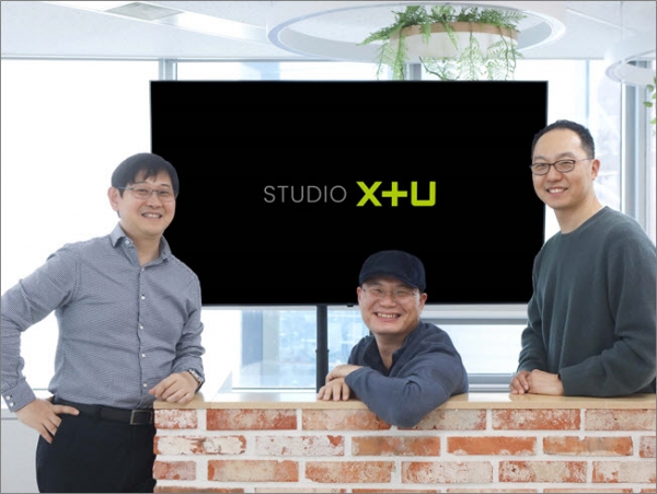 (왼쪽부터) 이덕재 LG유플러스 CCO, 신정수 콘텐츠제작센터장, 이상진 콘텐츠IP사업담당이 새로운 조직인 스튜디오 X+U를 소개하고 있다.