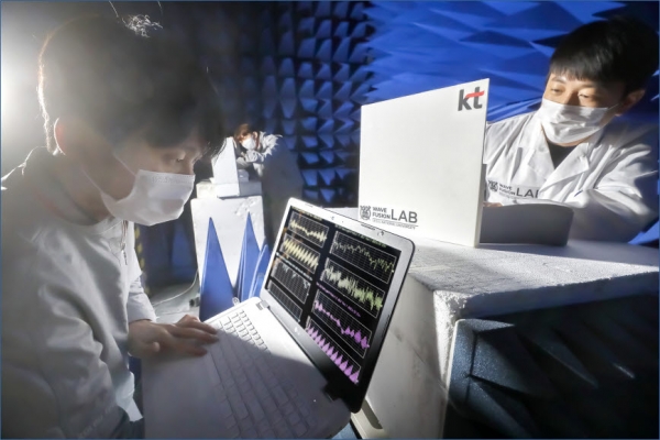 KT 융합기술원 및 서울대학교 연구원이 지능형 반사 표면(RIS) 기술의 성능을 검증하고 있다.