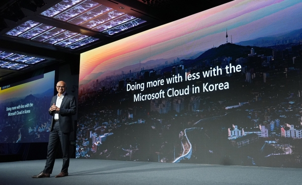 사티아 나델라 마이크로소프트 CEO 겸 이사회 의장이 15일 ‘마이크로소프트 이그나이트 스포트라이트 온 코리아’ 컨퍼런스에서 기조연설을 하고 있다.