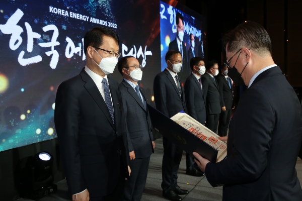 LG전자 에어솔루션사업부장 이재성 부사장(왼쪽에서 첫 번째)이 ‘2022 한국에너지대상’에서 박일준 산업통상자원부 차관(오른쪽)으로부터 은탑산업훈장을 수상하고 있다.
