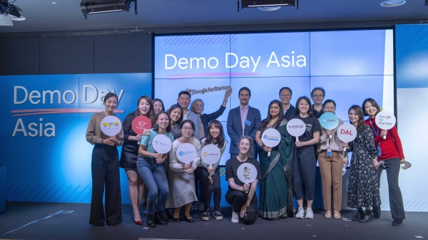 구글 아시아 여성 스타트업 포럼에 참여한 총 10명의 아태지역 여성 창업가들이 단체사진을 찍고 있다.