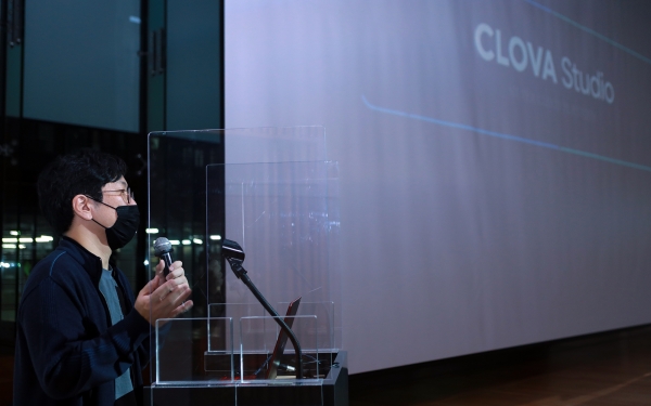 네이버 클로바 성낙호 책임리더가 2022 추계 공동학술대회에서 강연하고 있다.