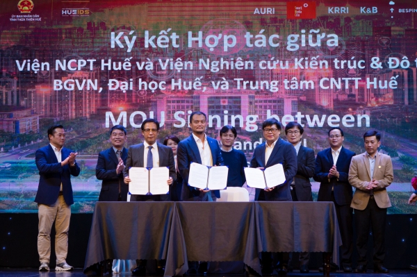 (왼쪽 세 번째부터) 베트남 후에 대학교 레 안 프엉 총장, 박경훈 베스핀글로벌 아시아 대표, 후에 CIT 호앙 바오 훔 원장 등 관계자들이 파트너십을 체결하고 기념촬영을 하고 있다.