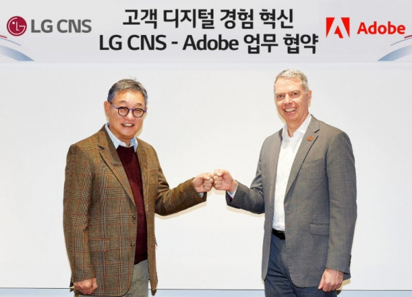 LG CNS 현신균 대표(왼쪽)와 어도비코리아 사이먼 데일 사장이 협약 체결 후 기념촬영하고 있다.