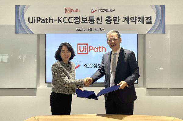 이상현 KCC정보통신 부회장(오른쪽)과 박혜경 유아이패스코리아 대표가 협약을 체결하고 기념촬영을 하고 있다.