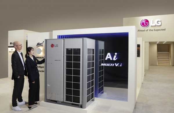 LG전자 직원이 상업용 냉난방 시스템에어컨 '멀티브이 아이(MultiV i)'를 소개하고 있다.