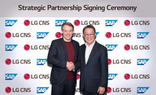 LG CNS 현신균 대표(오른쪽)와 SAP 크리스찬 클라인 CEO가 전략적 파트너십 양해각서 체결 후 기념촬영을 하고 있다.