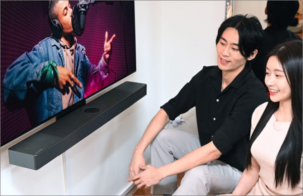 모델들이 LG 올레드 TV에 최적화된 디자인과 사운드로 시청경험을 극대화하는 'LG 사운드바' 신제품을 체험하고 있다.