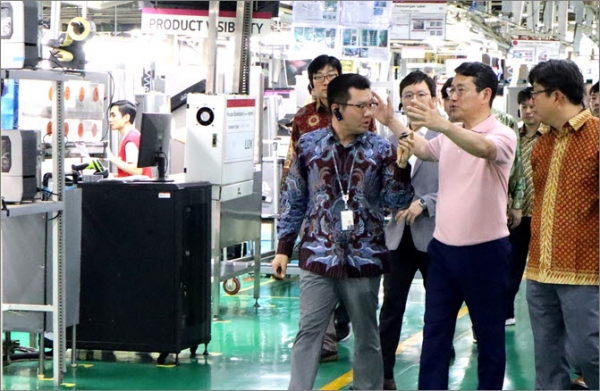 조 사장(첫 줄 오른쪽 두 번째)이 인도네시아 땅그랑 공장에서 냉장고 등의 생산라인을 살펴보고 있는
