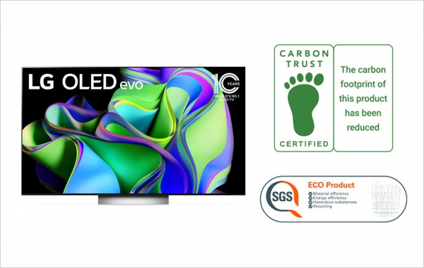 2023년형 LG 올레드 에보가 세계 비영리 인증기관으로부터 연달아 환경 관련 제품 인증을 받았다. (오른쪽 위부터) LG 올레드 에보(모델명: 65C3)가 획득한 카본트러스트 탄소저감 마크, SGS 인증 마크.