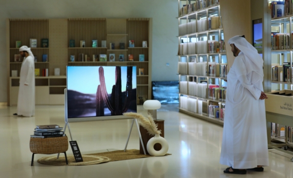 방문객들이 정형화된 TV 설치의 고정관념을 깨고 어떤 공간과 각도에서 바라보더라도 인테리어 가구처럼 아름다운 'LG 올레드 오브제컬렉션 포제'를 체험하고 있다.