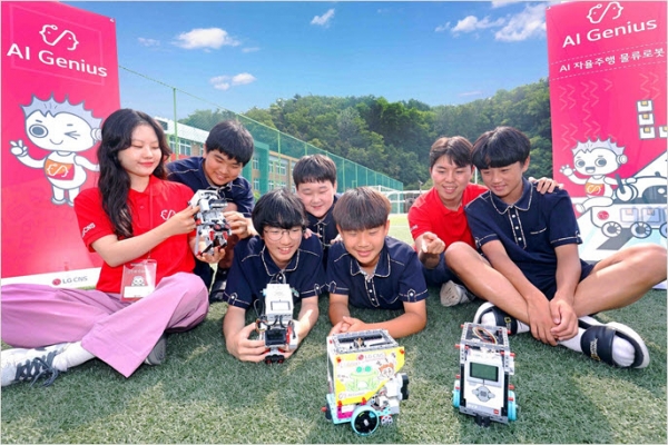 경북 영덕의 강구중학교 학생들이 LG CNS 'AI지니어스' 수업에서 만든 AI 물류로봇을 소개하고 있다.