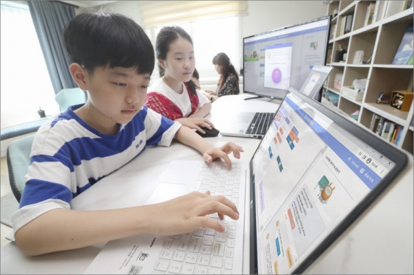 KT의 AI 코디니를 이용하는 어린이들이 새롭게 도입된 AI 튜터 서비스로 블록 코딩 강좌를 듣고 있다.