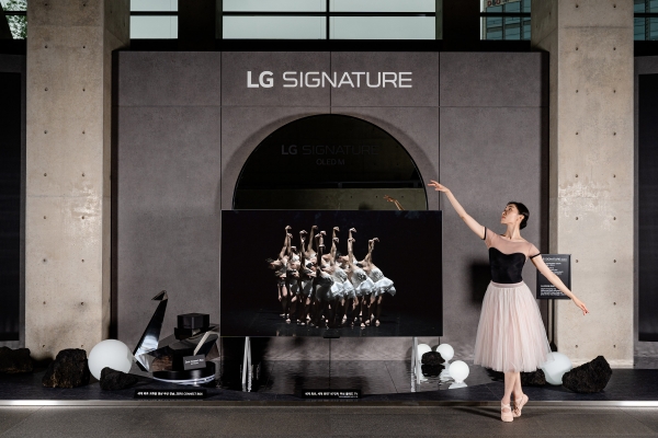 LG전자가 LG아트센터 서울에서 22일부터 나흘간 선보이는 백조의 호수 공연을 후원하며, 초프리미엄 브랜드 LG 시그니처를 알리는 마케팅을 펼친다.