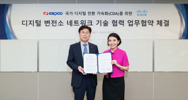 한국전력 전력연구원 한기선 부원장(왼쪽)과 시스코코리아 최지희 대표가 업무협약을 체결하고 기념촬영을 하고 있다.