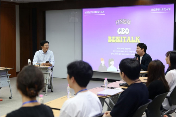 코오롱베니트 강이구 대표가 지난 23일 과천코오롱타워에서 개최한 소규모 토크쇼 ‘베니톡(BENITALK)’에서 MZ 임직원들과 소통하고 있다.