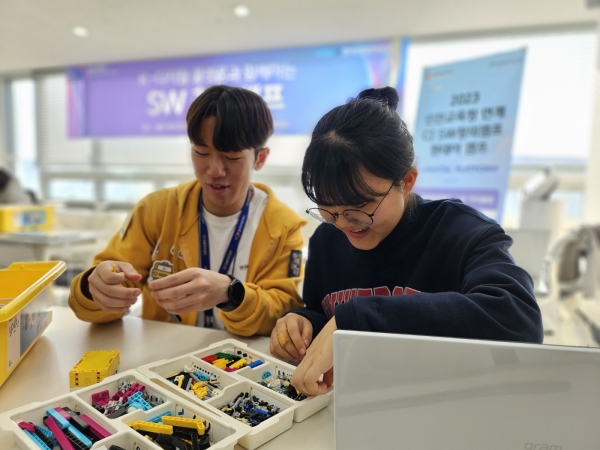 K-디지털 플랫폼과 연계해 인천광역시 고등학생을 대상으로 SW창의캠프 코딩 교육을 진행하고 있다.