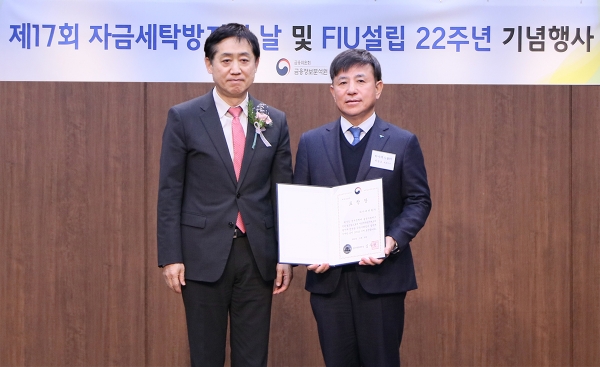 박승오 하나캐피탈 대표(오른쪽)가 표창장을 들고 김주현 금융위원장과 함께 기념촬영을 하고 있다.