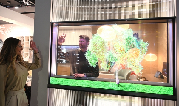 LG전자가 CES 2024에서 세계 최초의 무선 투명 올레드 TV를 공개한다. 'LG 시그니처 올레드 T'는 TV를 껐을 때 투명한 유리처럼 그 너머 공간을 보여줘 개방감이 뛰어날 뿐만 아니라 77형 4K 올레드 TV로서의 뛰어난 화질도 제공한다. 사진은 LG 시그니처 올레드 T가 CES 2024 부스에 전시된 모습.
