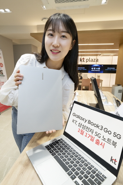 모델이 KT 매장에서 갤럭시북3 고 5G를 소개하고 있다.