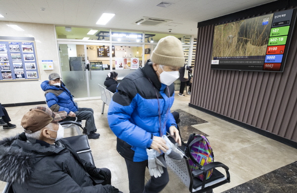 KT가 경기도에 있는 한 경로당에서 어르신들 대상으로 지니 TV 버스 정보 알리미를 시연하고 있다.