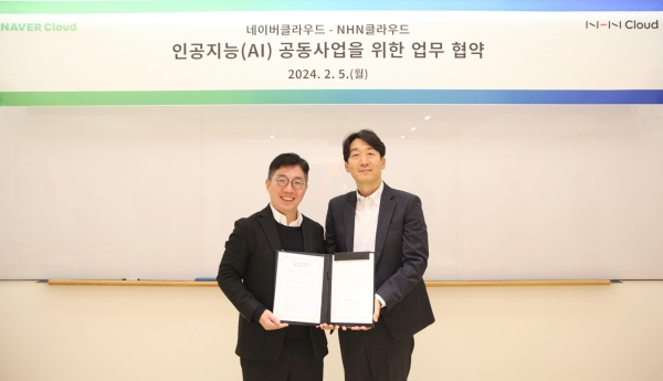 김유원 네이버클라우드 대표(왼쪽)와 김동훈 NHN클라우드 대표가 업무 제휴를 체결하고 기념촬영을 하고 있다.