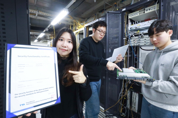 LG유플러스 직원이 한국정보통신기술협회 보안기능확인서를 소개하고 있다.