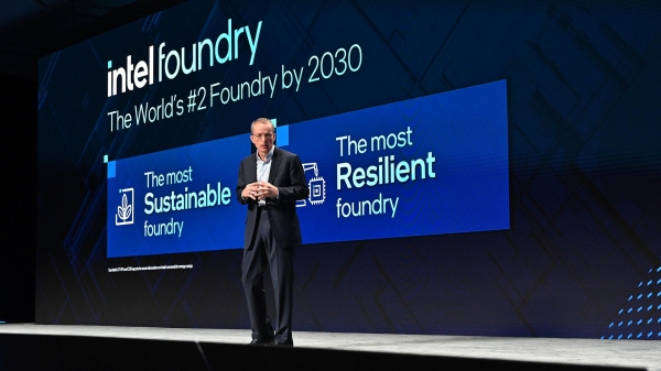 팻 겔싱어 인텔 CEO가 파운드리 다이렉트 커넥트 행사에서 발표하고 있다.