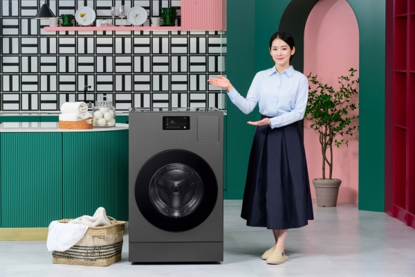 삼성전자 모델이 올인원 세탁∙건조기 '비스포크 AI 콤보'를 소개하고 있다.