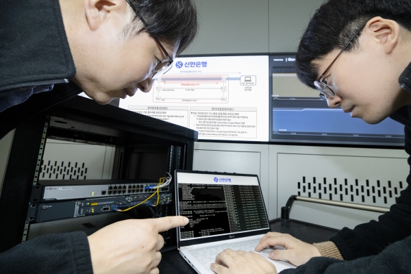 KT 연구원들이 서울 중구 신한은행 본점과 강남구 신한은행 강남 별관을 연결하는 하이브리드형 양자 보안망을 테스트하고 있다.
