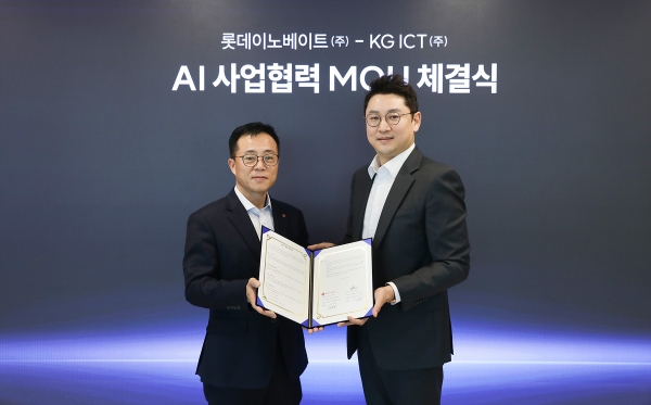 롯데이노베이트 고두영 대표(왼쪽)와 KG ICT 이상준 대표가 업무협약을 체결하고 기념촬영을 하고 있다.