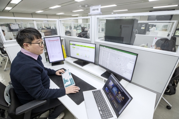 서울 광화문에 위치한 KT 고객센터에서 직원이 AI 클린 메시징 시스템으로 스팸 메시지를 분석하고 있다.