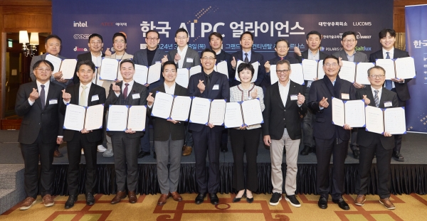 한국 AI PC 얼라이언스(K-APA) 회원사들이 기념촬영하고 있다.